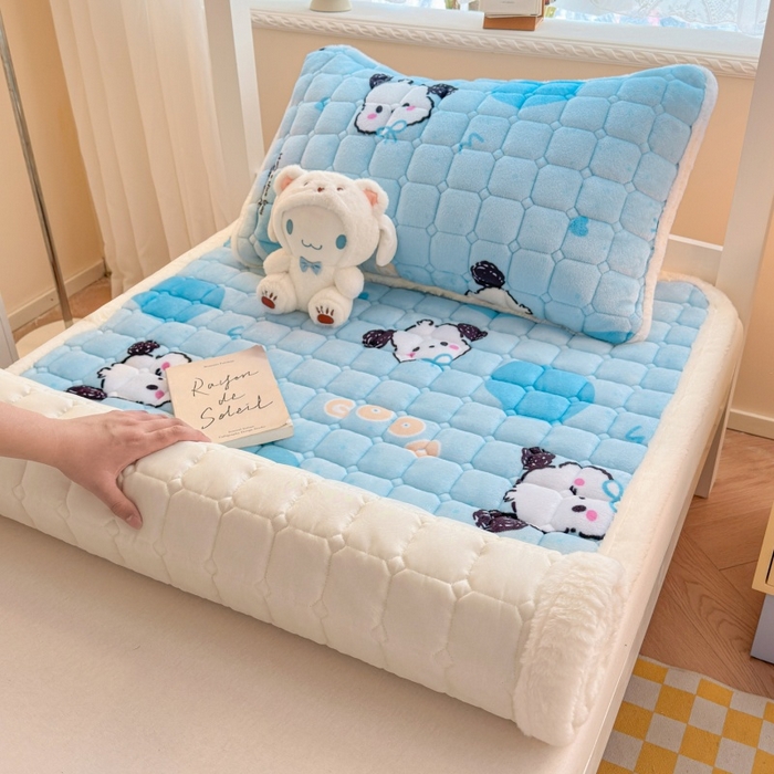 91家纺网 家纺一手货源 找家纺 爱屋及屋 2025新款牛奶绒印花床垫-宿舍床 涂鸦狗