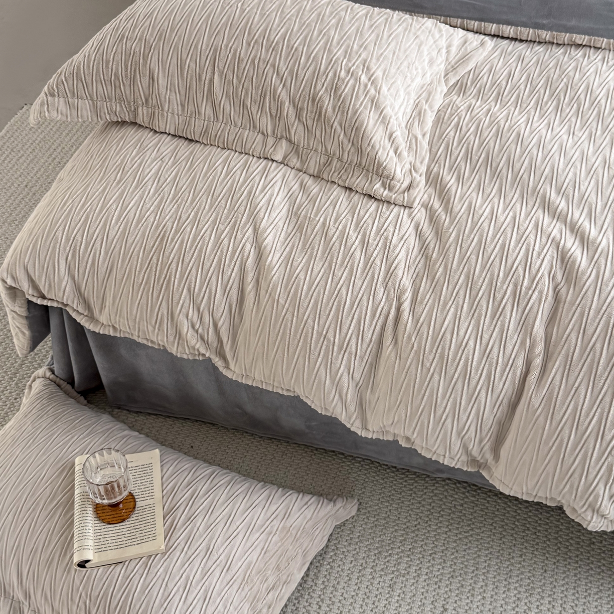 91家纺网 家纺一手货源 找家纺 锦罗绣 2025新款全消光烂花230克牛奶绒四件套 花想容