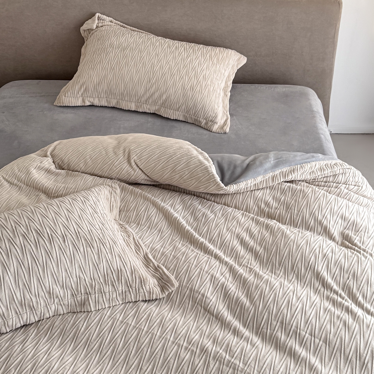 91家纺网 家纺一手货源 找家纺 锦罗绣 2025新款全消光烂花230克牛奶绒四件套 花想容