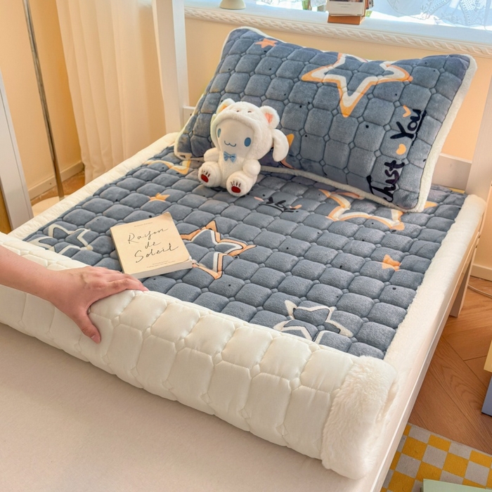 91家纺网 家纺一手货源 找家纺 爱屋及屋 2025新款牛奶绒印花床垫-宿舍床 星星灰