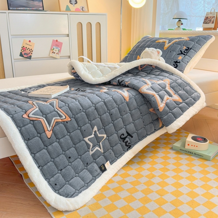 91家纺网 家纺一手货源 找家纺 爱屋及屋 2025新款牛奶绒印花床垫-宿舍床 星星灰