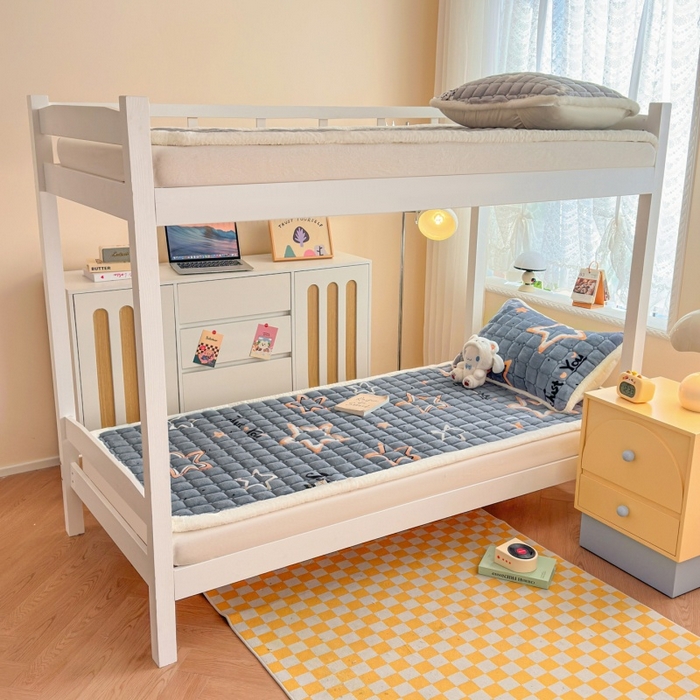 91家纺网 家纺一手货源 找家纺 爱屋及屋 2025新款牛奶绒印花床垫-宿舍床 星星灰