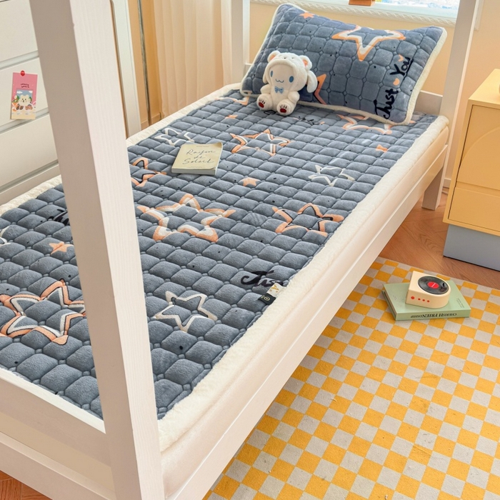 91家纺网 家纺一手货源 找家纺 爱屋及屋 2025新款牛奶绒印花床垫-宿舍床 星星灰