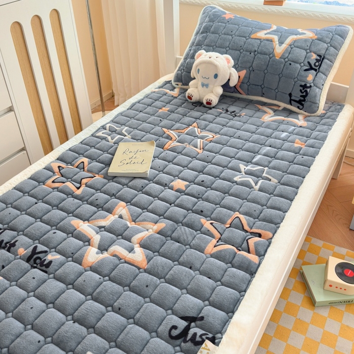 91家纺网 家纺一手货源 找家纺 爱屋及屋 2025新款牛奶绒印花床垫-宿舍床 星星灰