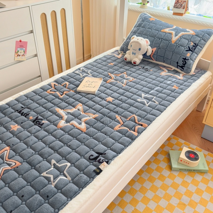 91家纺网 家纺一手货源 找家纺 爱屋及屋 2025新款牛奶绒印花床垫-宿舍床 星星灰