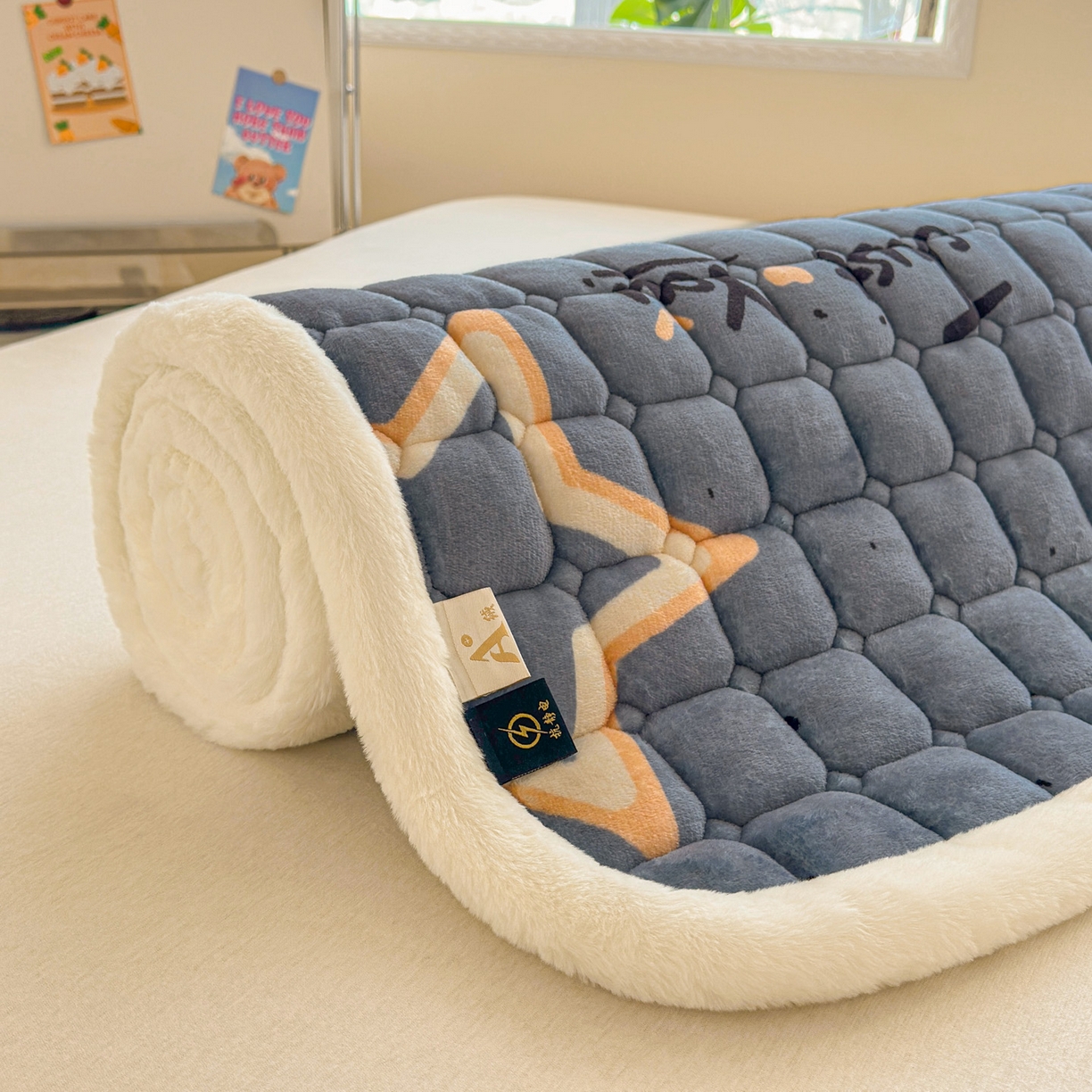 91家纺网 家纺一手货源 找家纺 爱屋及屋 2025新款牛奶绒印花床垫-宿舍床 星星灰