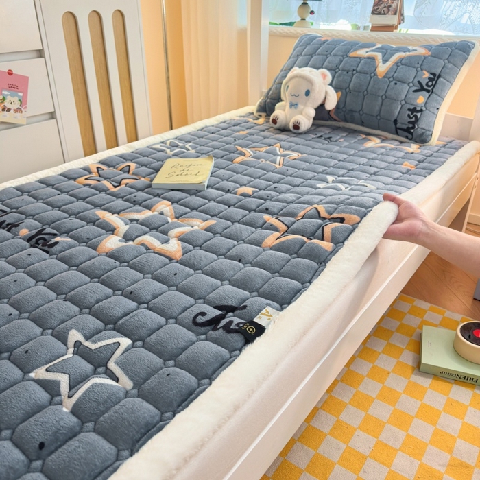 91家纺网 家纺一手货源 找家纺 爱屋及屋 2025新款牛奶绒印花床垫-宿舍床 星星灰