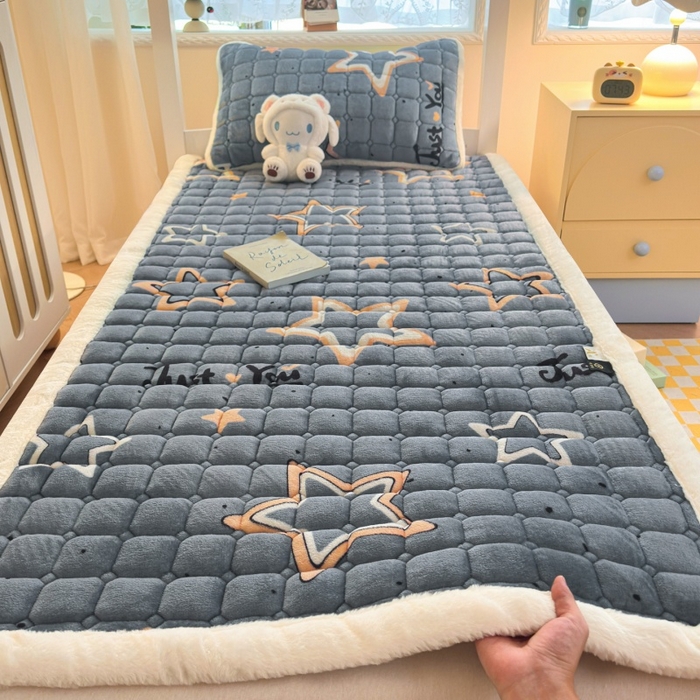 91家纺网 家纺一手货源 找家纺 爱屋及屋 2025新款牛奶绒印花床垫-宿舍床 星星灰