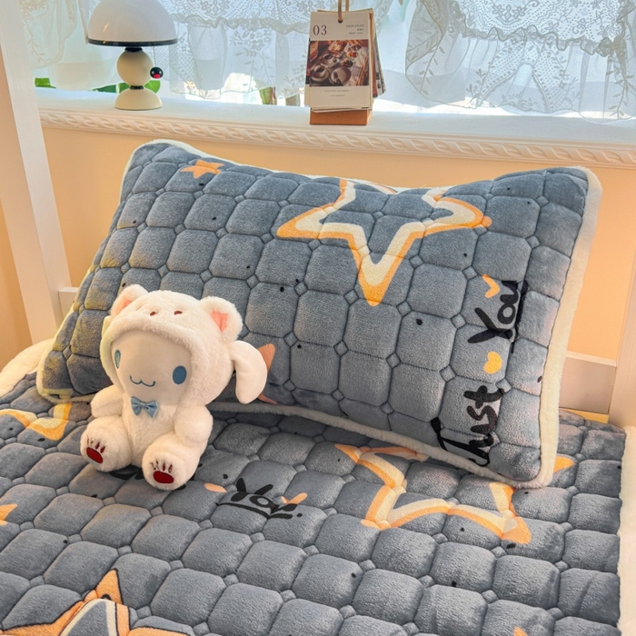 91家纺网 家纺一手货源 找家纺 爱屋及屋 2025新款牛奶绒印花床垫-宿舍床 星星灰