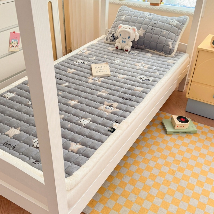 91家纺网 家纺一手货源 找家纺 爱屋及屋 2025新款牛奶绒印花床垫-宿舍床 星星小狗