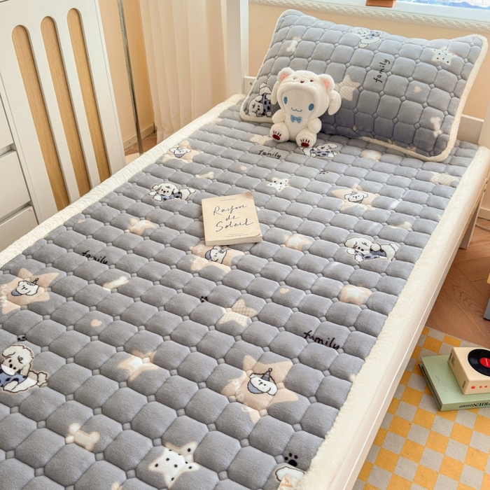 91家纺网 家纺一手货源 找家纺 爱屋及屋 2025新款牛奶绒印花床垫-宿舍床 星星小狗