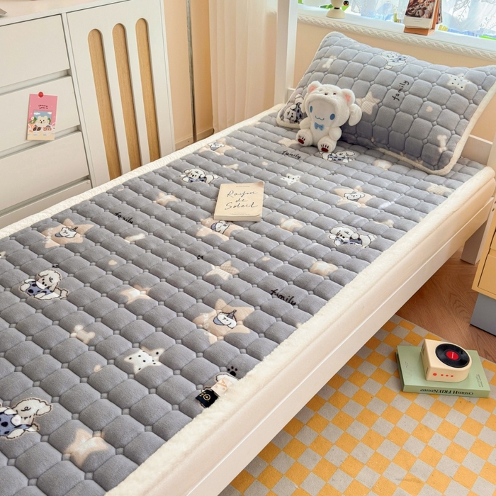 91家纺网 家纺一手货源 找家纺 爱屋及屋 2025新款牛奶绒印花床垫-宿舍床 星星小狗