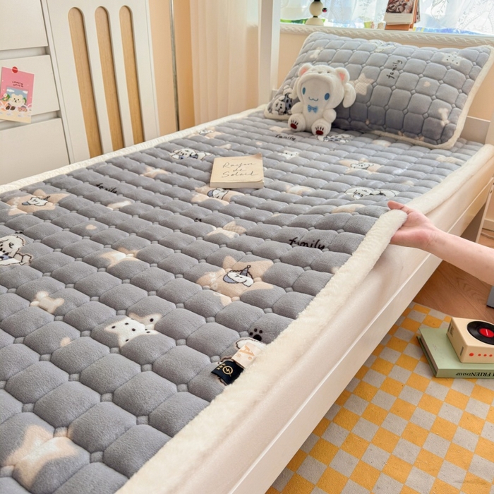 91家纺网 家纺一手货源 找家纺 爱屋及屋 2025新款牛奶绒印花床垫-宿舍床 星星小狗