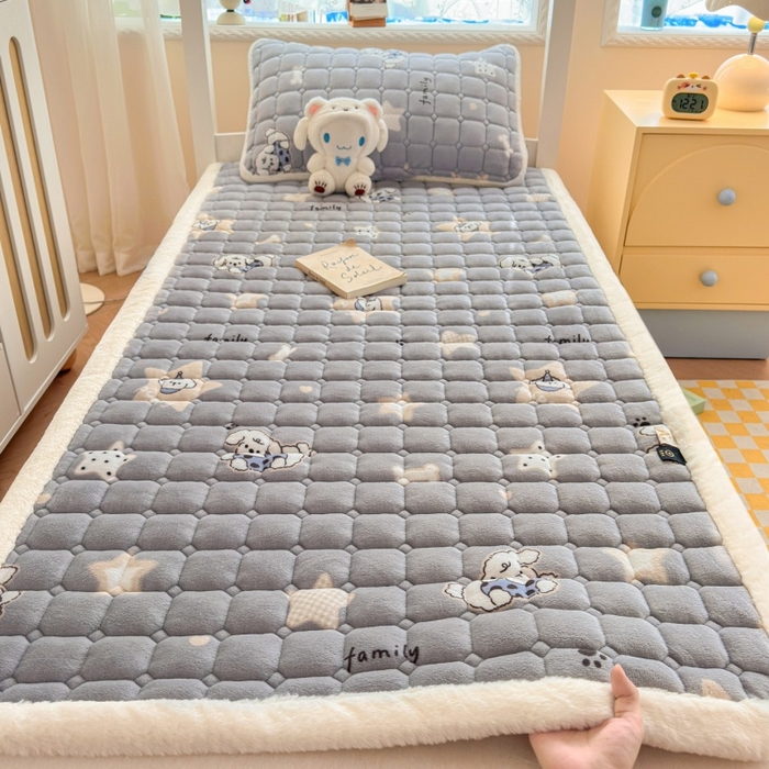 91家纺网 家纺一手货源 找家纺 爱屋及屋 2025新款牛奶绒印花床垫-宿舍床 星星小狗