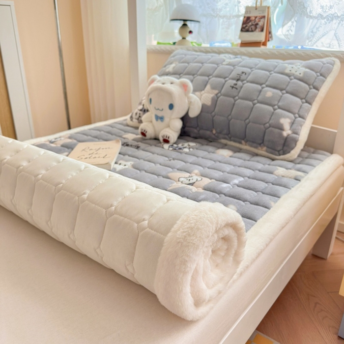 91家纺网 家纺一手货源 找家纺 爱屋及屋 2025新款牛奶绒印花床垫-宿舍床 星星小狗