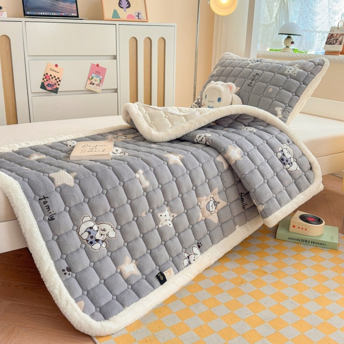 91家纺网 家纺一手货源 找家纺 爱屋及屋 2025新款牛奶绒印花床垫-宿舍床 星星小狗