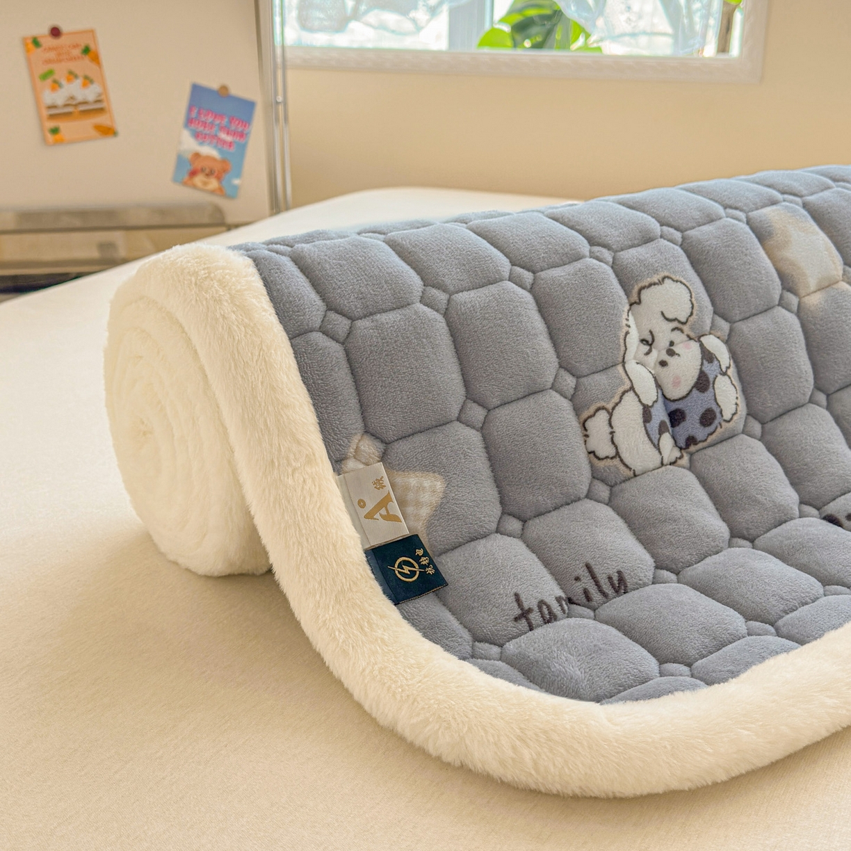 91家纺网 家纺一手货源 找家纺 爱屋及屋 2025新款牛奶绒印花床垫-宿舍床 星星小狗