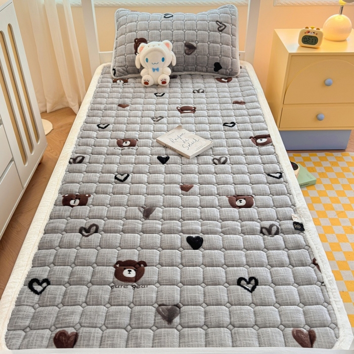爱屋及屋 2025新款牛奶绒印花床垫-宿舍床 幸运小熊-灰