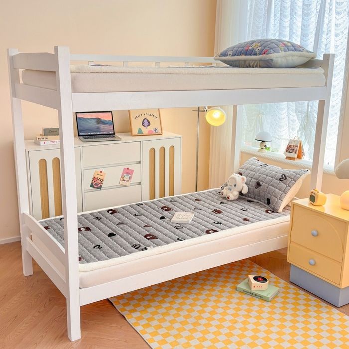 91家纺网 家纺一手货源 找家纺 爱屋及屋 2025新款牛奶绒印花床垫-宿舍床 幸运小熊-灰