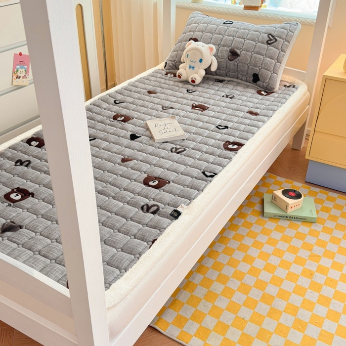 91家纺网 家纺一手货源 找家纺 爱屋及屋 2025新款牛奶绒印花床垫-宿舍床 幸运小熊-灰