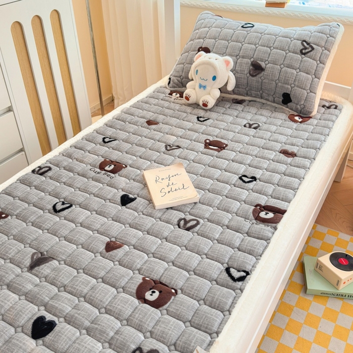 91家纺网 家纺一手货源 找家纺 爱屋及屋 2025新款牛奶绒印花床垫-宿舍床 幸运小熊-灰