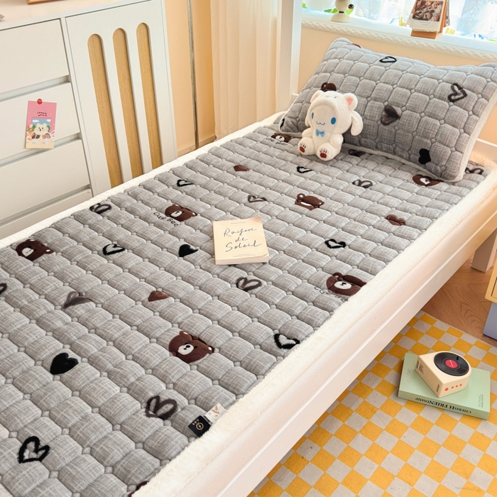 91家纺网 家纺一手货源 找家纺 爱屋及屋 2025新款牛奶绒印花床垫-宿舍床 幸运小熊-灰