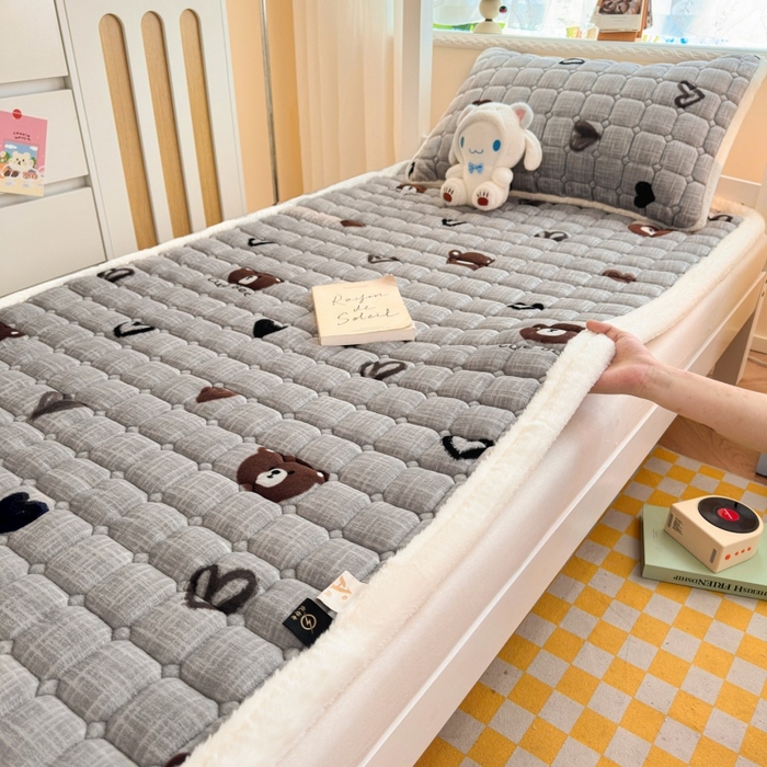 91家纺网 家纺一手货源 找家纺 爱屋及屋 2025新款牛奶绒印花床垫-宿舍床 幸运小熊-灰