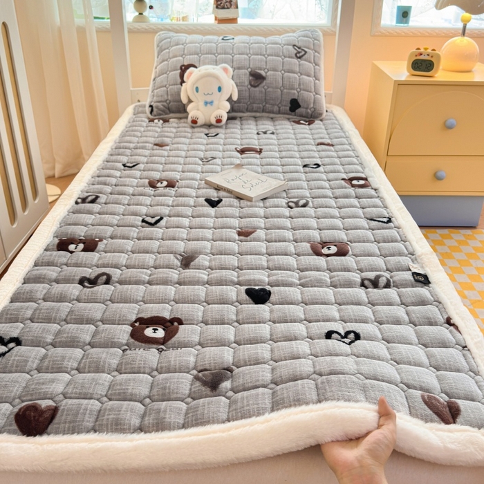 91家纺网 家纺一手货源 找家纺 爱屋及屋 2025新款牛奶绒印花床垫-宿舍床 幸运小熊-灰