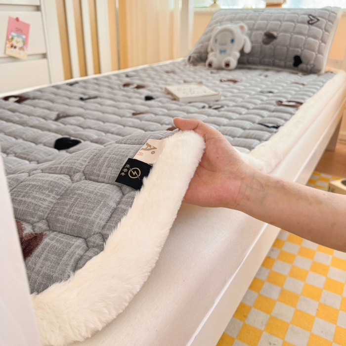 91家纺网 家纺一手货源 找家纺 爱屋及屋 2025新款牛奶绒印花床垫-宿舍床 幸运小熊-灰