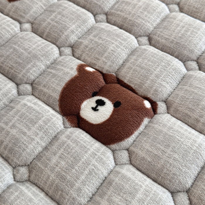 91家纺网 家纺一手货源 找家纺 爱屋及屋 2025新款牛奶绒印花床垫-宿舍床 幸运小熊-灰