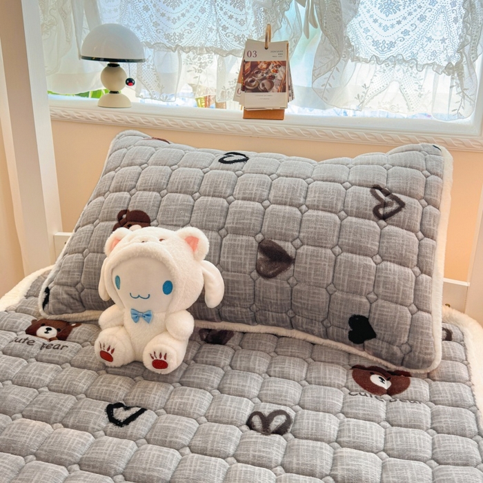 91家纺网 家纺一手货源 找家纺 爱屋及屋 2025新款牛奶绒印花床垫-宿舍床 幸运小熊-灰