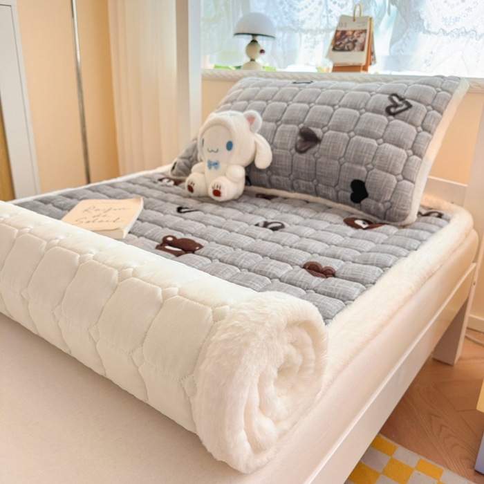91家纺网 家纺一手货源 找家纺 爱屋及屋 2025新款牛奶绒印花床垫-宿舍床 幸运小熊-灰