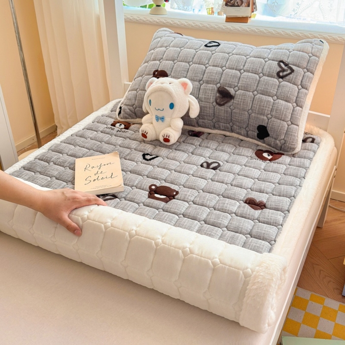 91家纺网 家纺一手货源 找家纺 爱屋及屋 2025新款牛奶绒印花床垫-宿舍床 幸运小熊-灰