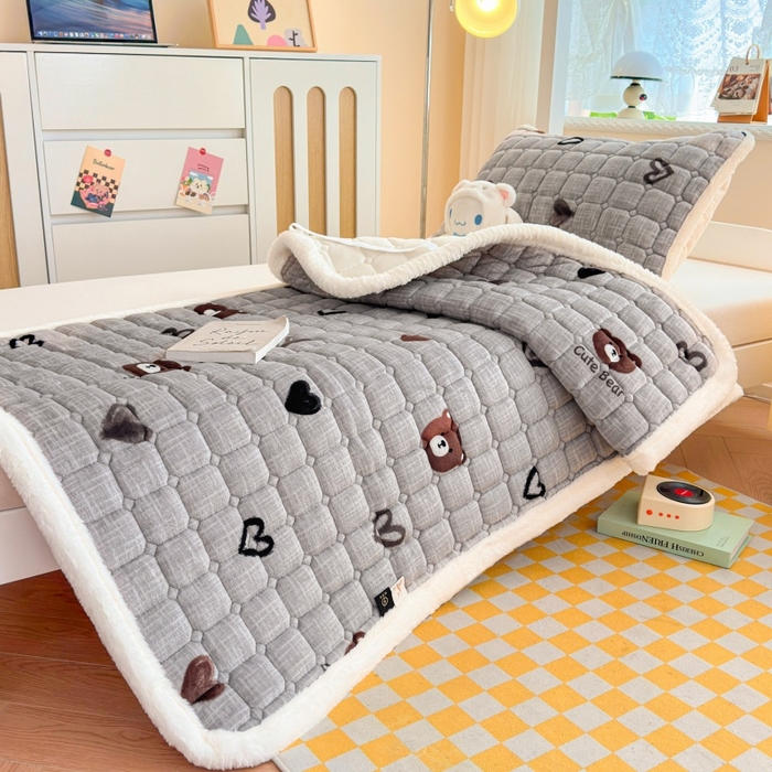 91家纺网 家纺一手货源 找家纺 爱屋及屋 2025新款牛奶绒印花床垫-宿舍床 幸运小熊-灰