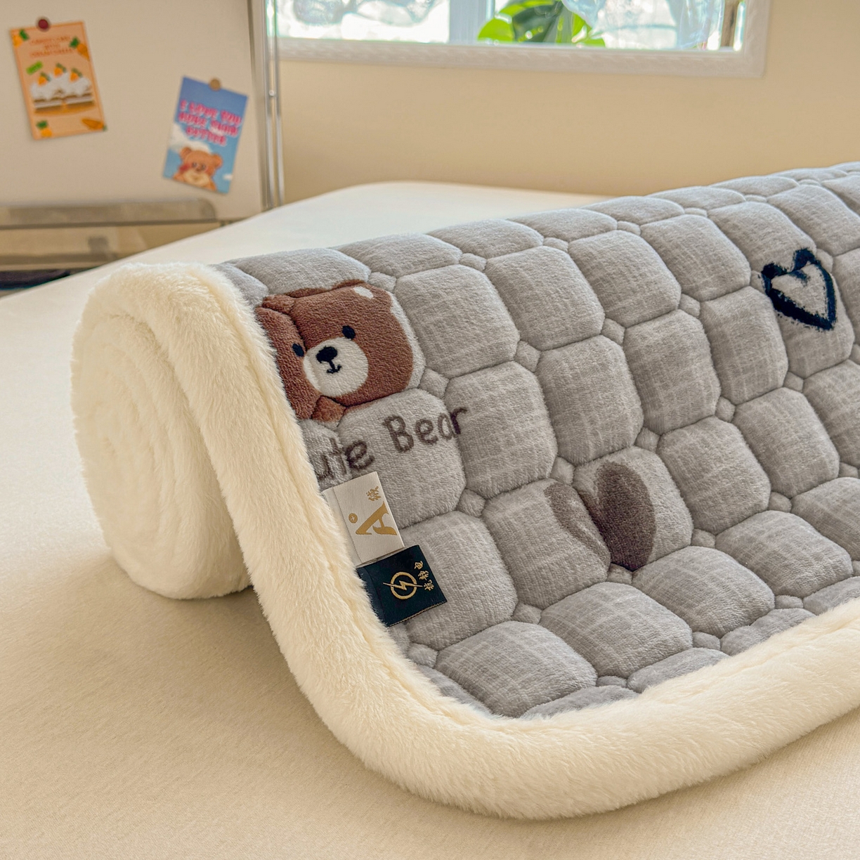 91家纺网 家纺一手货源 找家纺 爱屋及屋 2025新款牛奶绒印花床垫-宿舍床 幸运小熊-灰