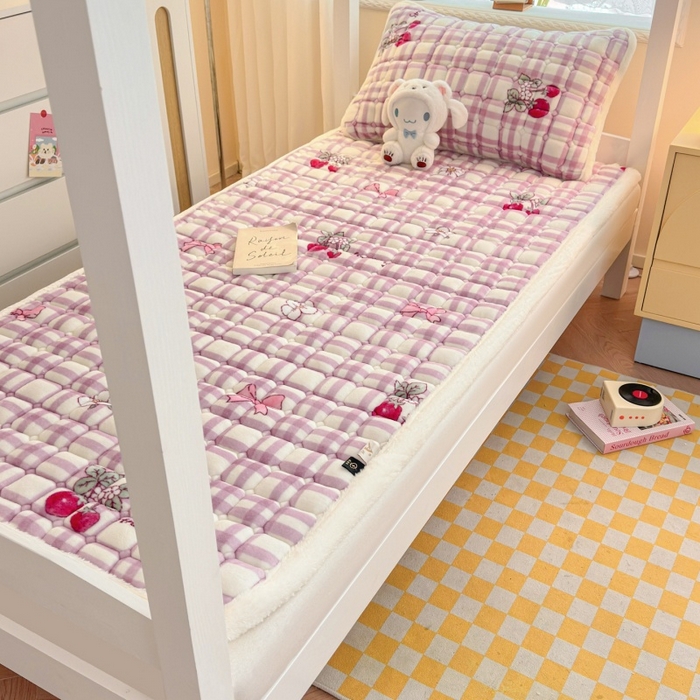 91家纺网 家纺一手货源 找家纺 爱屋及屋 2025新款牛奶绒印花床垫-宿舍床 紫调草莓