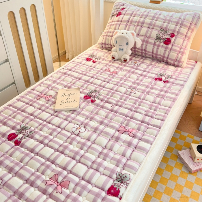 91家纺网 家纺一手货源 找家纺 爱屋及屋 2025新款牛奶绒印花床垫-宿舍床 紫调草莓