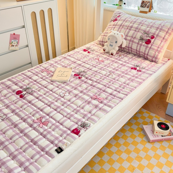 91家纺网 家纺一手货源 找家纺 爱屋及屋 2025新款牛奶绒印花床垫-宿舍床 紫调草莓