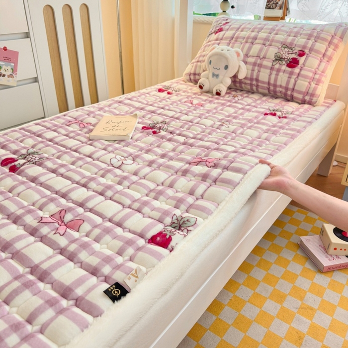 91家纺网 家纺一手货源 找家纺 爱屋及屋 2025新款牛奶绒印花床垫-宿舍床 紫调草莓