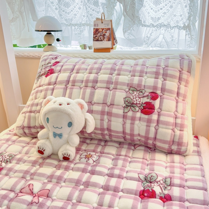 91家纺网 家纺一手货源 找家纺 爱屋及屋 2025新款牛奶绒印花床垫-宿舍床 紫调草莓