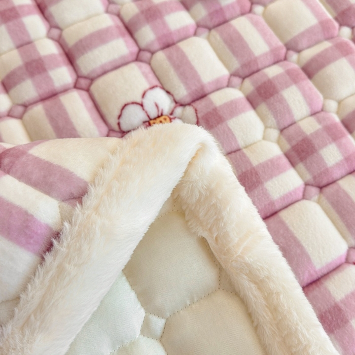 91家纺网 家纺一手货源 找家纺 爱屋及屋 2025新款牛奶绒印花床垫-宿舍床 紫调草莓