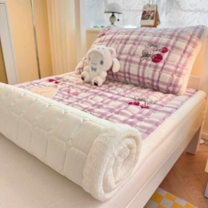 91家纺网 家纺一手货源 找家纺 爱屋及屋 2025新款牛奶绒印花床垫-宿舍床 紫调草莓