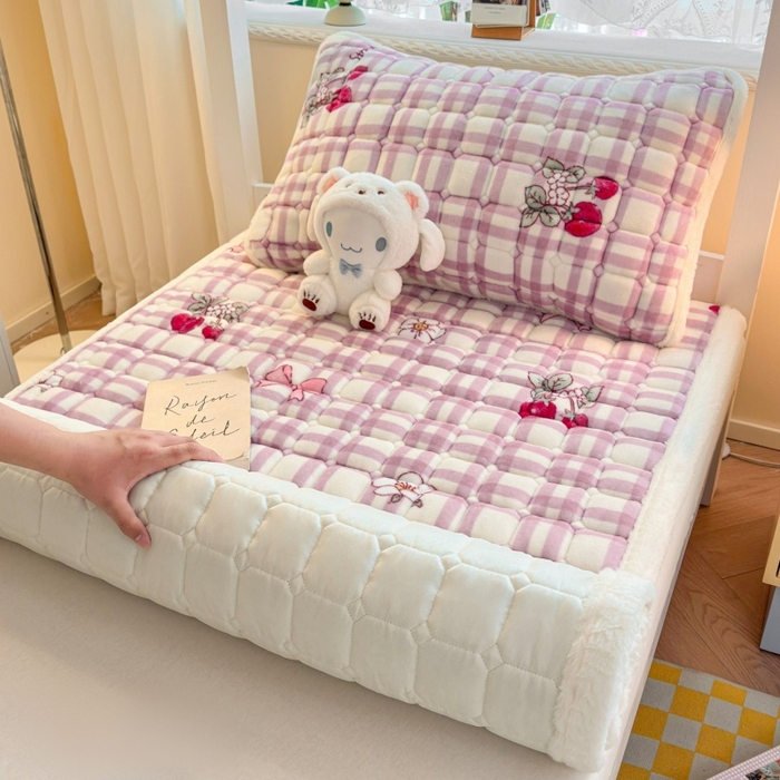 91家纺网 家纺一手货源 找家纺 爱屋及屋 2025新款牛奶绒印花床垫-宿舍床 紫调草莓