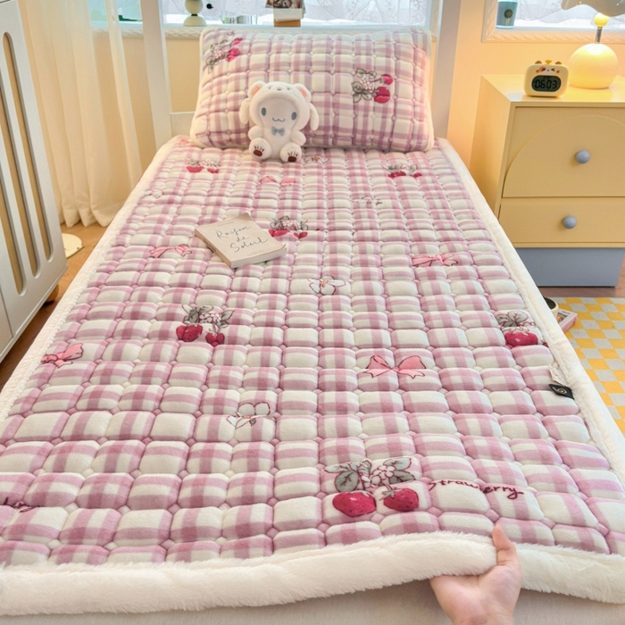 91家纺网 家纺一手货源 找家纺 爱屋及屋 2025新款牛奶绒印花床垫-宿舍床 紫调草莓