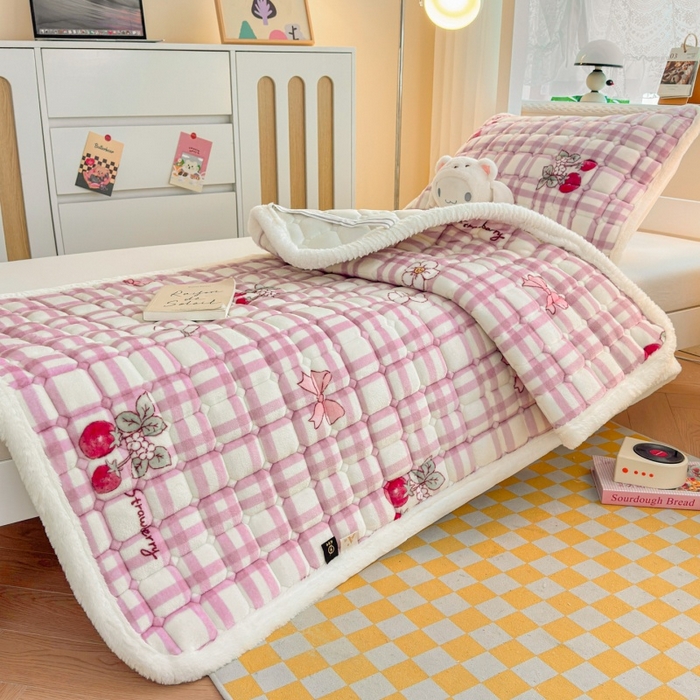 91家纺网 家纺一手货源 找家纺 爱屋及屋 2025新款牛奶绒印花床垫-宿舍床 紫调草莓