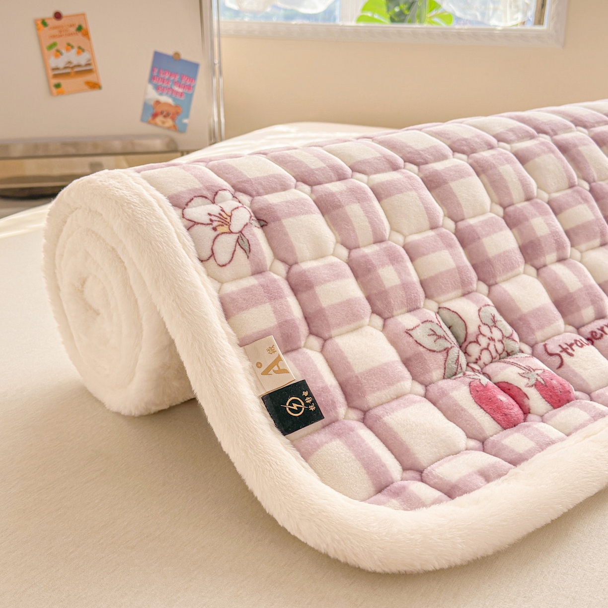 91家纺网 家纺一手货源 找家纺 爱屋及屋 2025新款牛奶绒印花床垫-宿舍床 紫调草莓