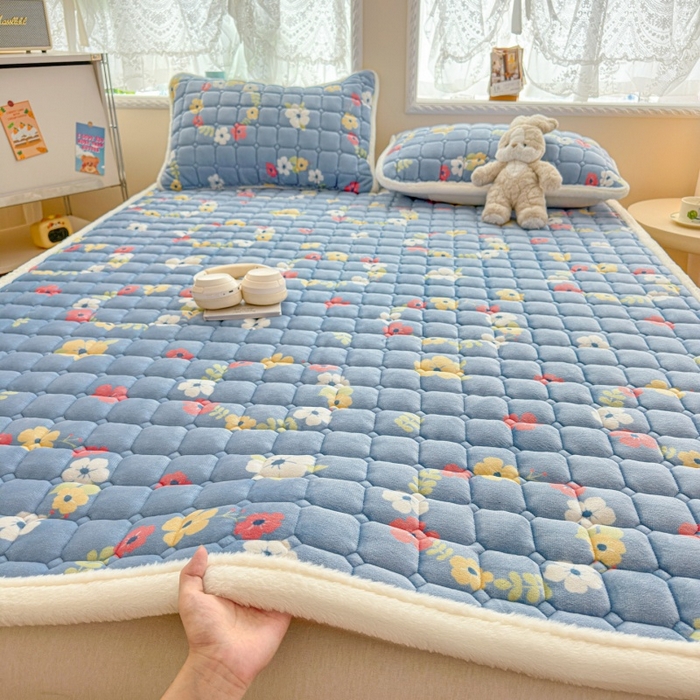 91家纺网 家纺一手货源 找家纺 （总）爱屋及屋 2025加厚牛奶绒印花床垫软垫加绒加厚床褥垫床护垫铺底毛绒垫子【200g填充】,蓝色花海,星星灰,蓝天白云,萌萌云朵,快乐萌宠,暖漾甜梦,可爱熊猫,棋盘狗,浪漫紫苏,竖格萌宠,粉色萌兔,涂鸦狗,点点萌狗,可爱萌兔,冲浪小熊,星星小狗,幸运小熊-灰,紫色草莓,灰格狗狗