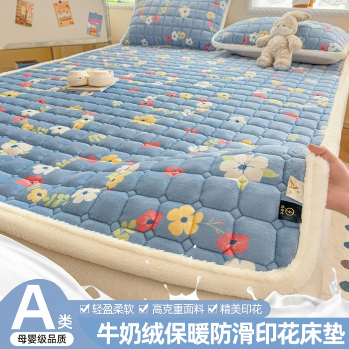 91家纺网 家纺一手货源 找家纺 爱屋及屋 2025新款牛奶绒印花床垫-大床款 蓝色花海