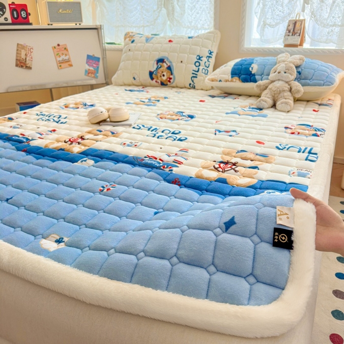 91家纺网 家纺一手货源 找家纺 爱屋及屋 2025新款牛奶绒印花床垫-大床款 冲浪小熊
