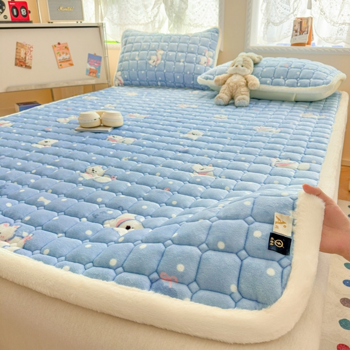 91家纺网 家纺一手货源 找家纺 爱屋及屋 2025新款牛奶绒印花床垫-大床款 点点萌狗